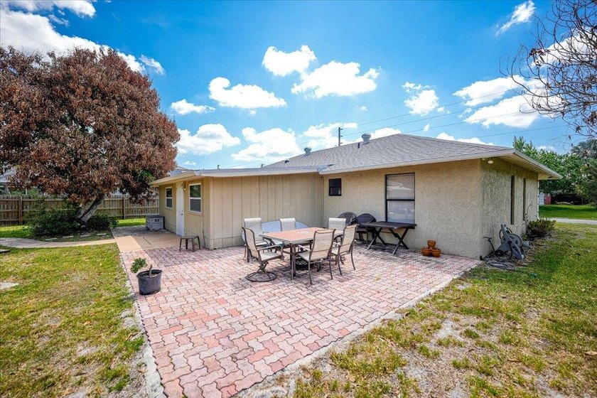 Spacious 3-bedroom, 2-bath CBS home located in a quiet - photo 25