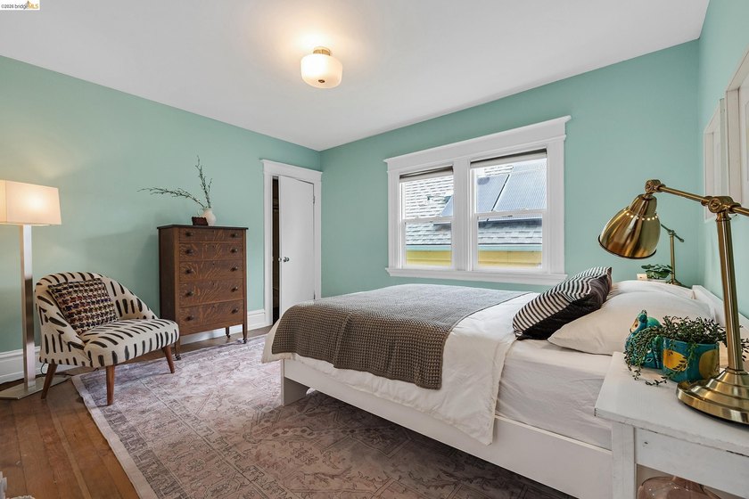 Set in a dynamic, authentically urban pocket, the neighborhood - photo 41