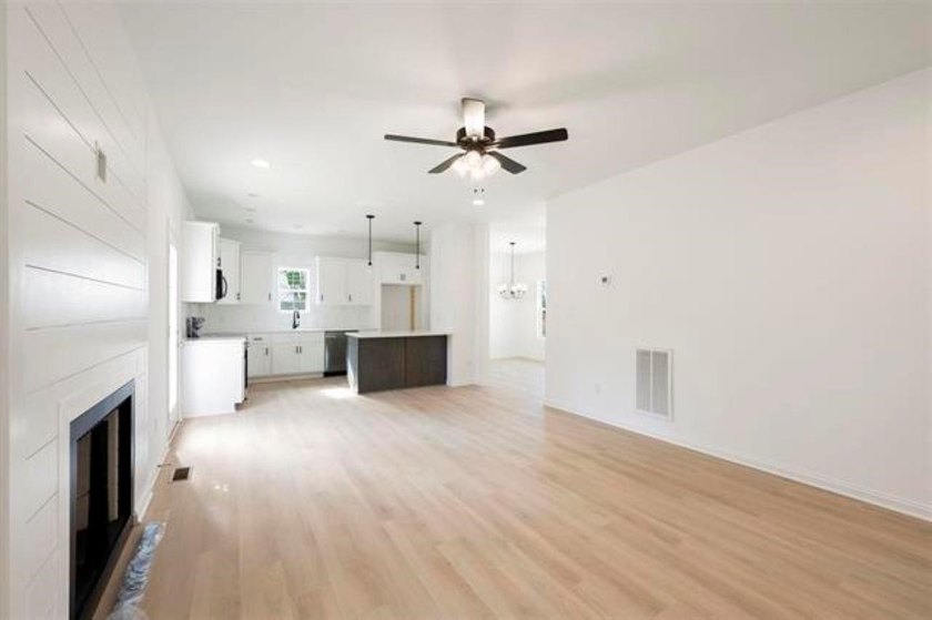 Almost new 4 Bed/ 2.5 Bath home in one of the most desired areas - photo 12
