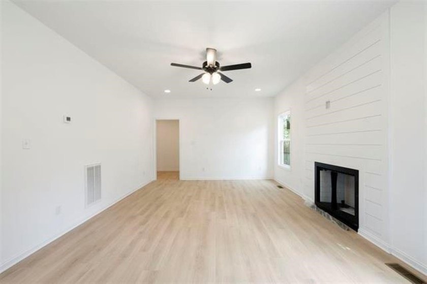 Almost new 4 Bed/ 2.5 Bath home in one of the most desired areas - photo 13