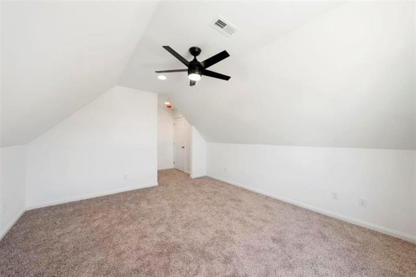 Almost new 4 Bed/ 2.5 Bath home in one of the most desired areas - photo 15