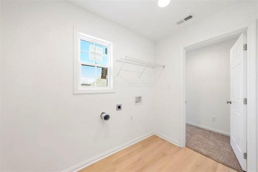 Almost new 4 Bed/ 2.5 Bath home in one of the most desired areas - photo 17