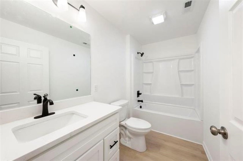 Almost new 4 Bed/ 2.5 Bath home in one of the most desired areas - photo 20