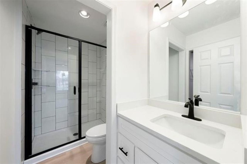Almost new 4 Bed/ 2.5 Bath home in one of the most desired areas - photo 22