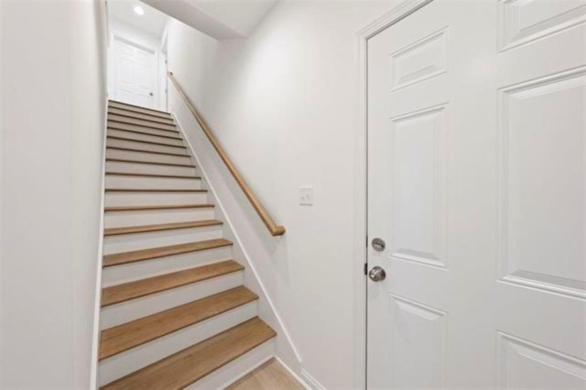 Almost new 4 Bed/ 2.5 Bath home in one of the most desired areas - photo 25
