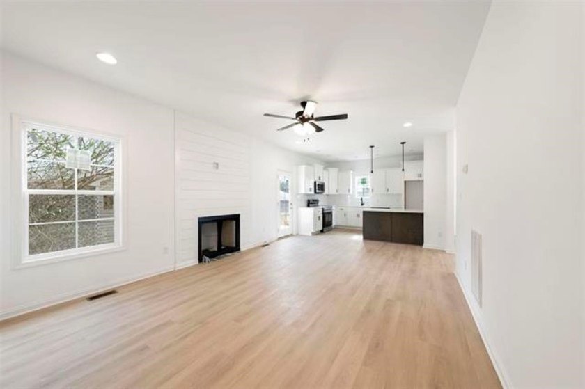 Almost new 4 Bed/ 2.5 Bath home in one of the most desired areas - photo 26
