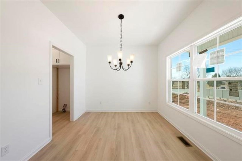 Almost new 4 Bed/ 2.5 Bath home in one of the most desired areas - photo 27