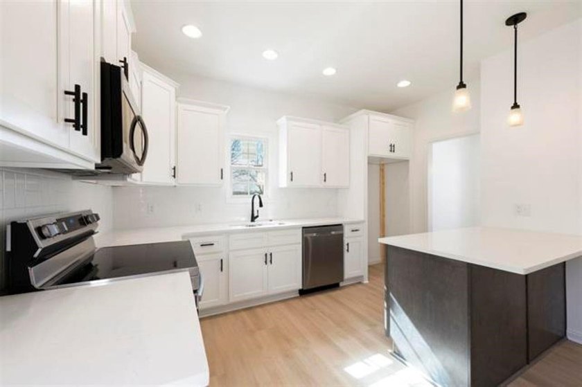 Almost new 4 Bed/ 2.5 Bath home in one of the most desired areas - photo 28