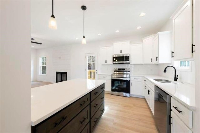 Almost new 4 Bed/ 2.5 Bath home in one of the most desired areas - photo 29