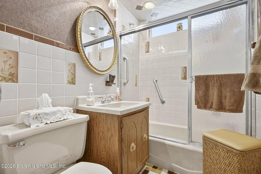 Meticulously maintained Cape Cod on 50 X 100 in the heart of New - photo 11