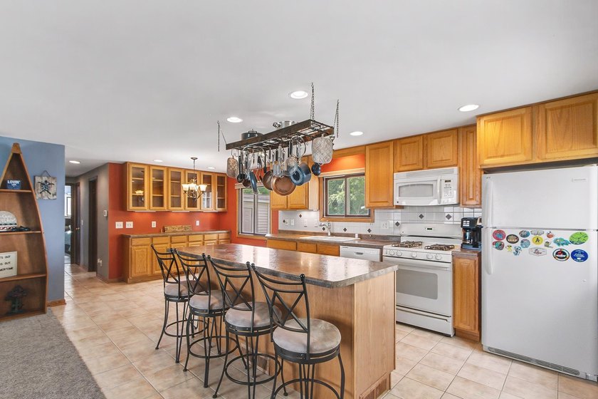 Experience the charm of lake living in this charming 3-bed - photo 12