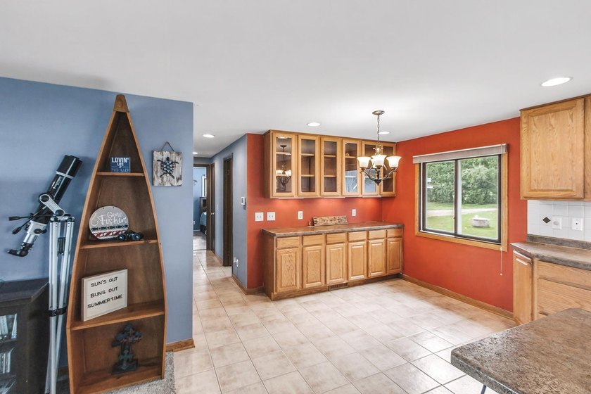 Experience the charm of lake living in this charming 3-bed - photo 16