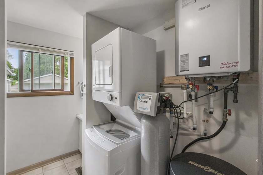 Experience the charm of lake living in this charming 3-bed - photo 19
