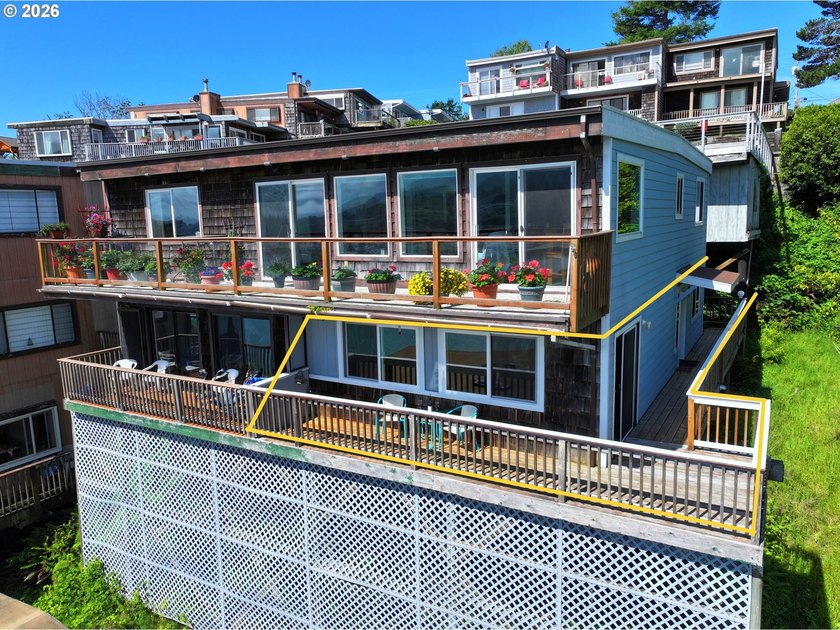Wake up to sweeping views of the Chetco River, Pacific Ocean and - photo 20