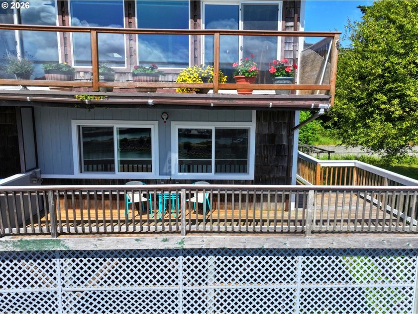 Wake up to sweeping views of the Chetco River, Pacific Ocean and - photo 21