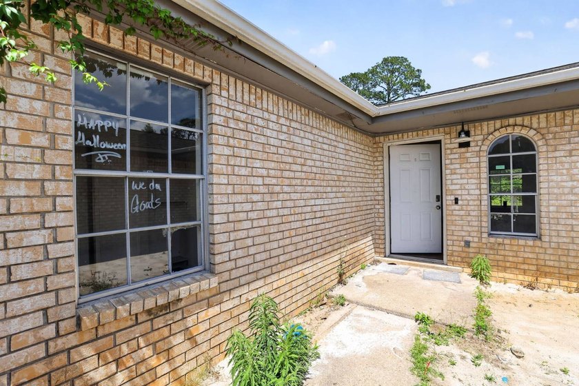 Investor special in established Southwest Pensacola! This 1,776 - photo 2
