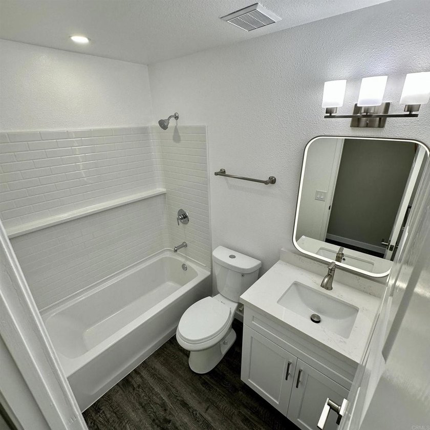 Beautifully updated single-story home: 4 bedrooms, 2 full baths - photo 23
