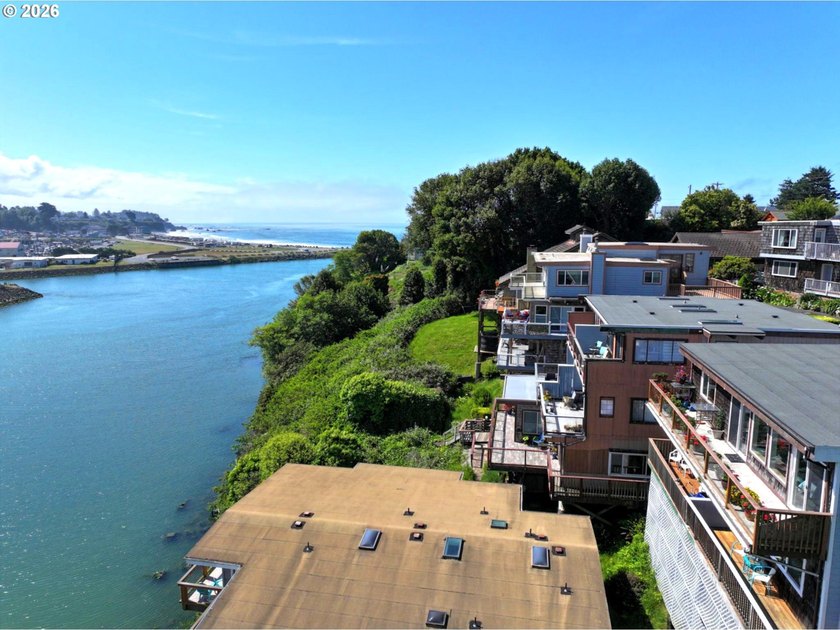 Wake up to sweeping views of the Chetco River, Pacific Ocean and - photo 23