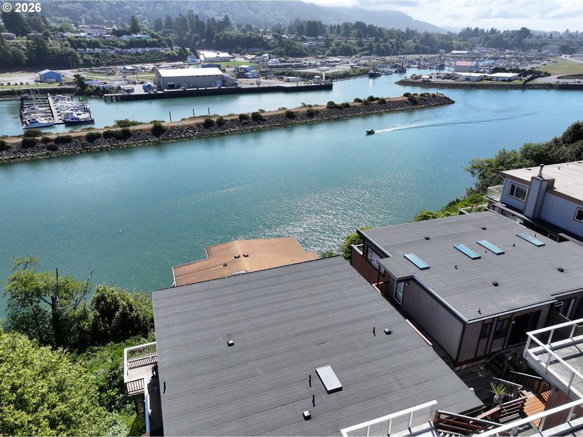 Wake up to sweeping views of the Chetco River, Pacific Ocean and - photo 24