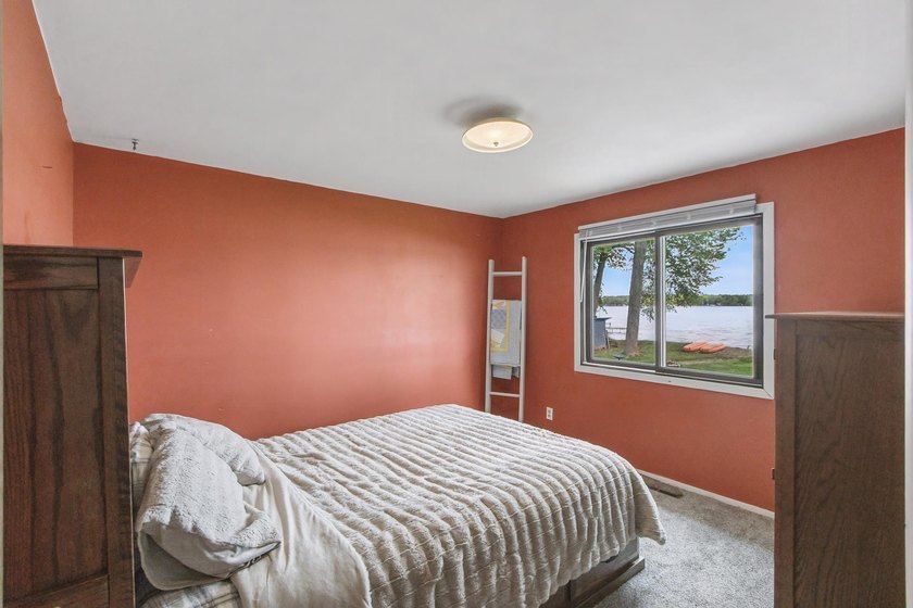 Experience the charm of lake living in this charming 3-bed - photo 24