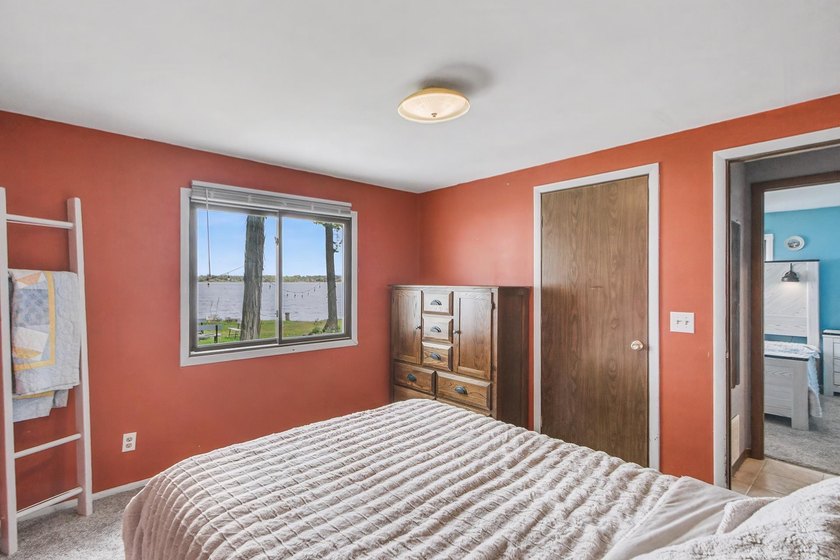 Experience the charm of lake living in this charming 3-bed - photo 25