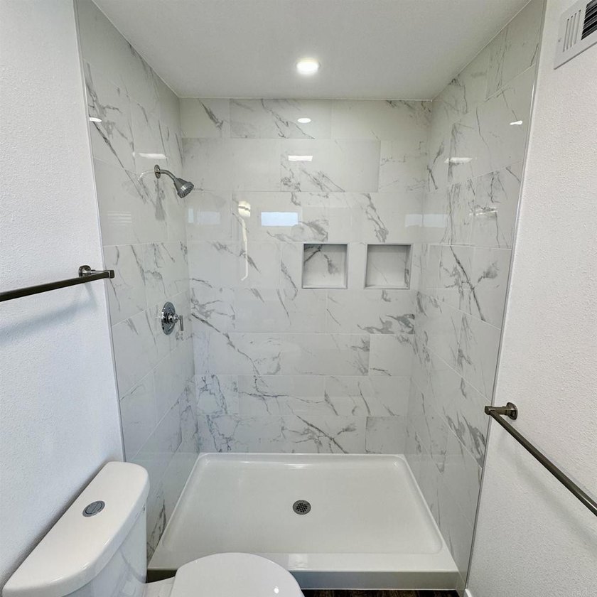 Beautifully updated single-story home: 4 bedrooms, 2 full baths - photo 26
