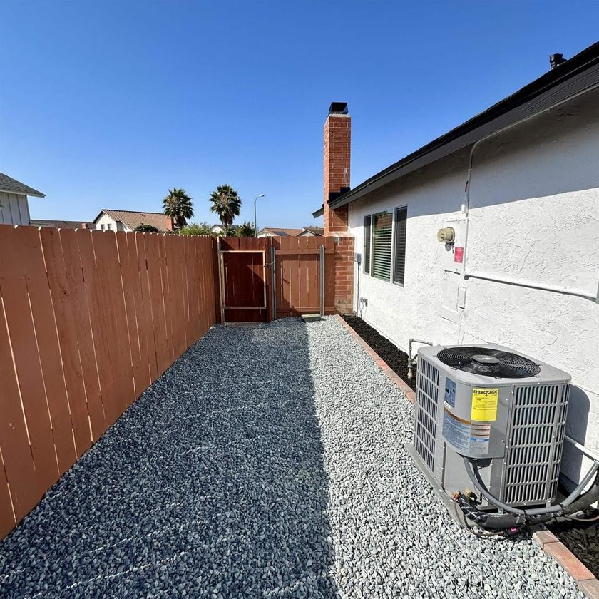 Beautifully updated single-story home: 4 bedrooms, 2 full baths - photo 31