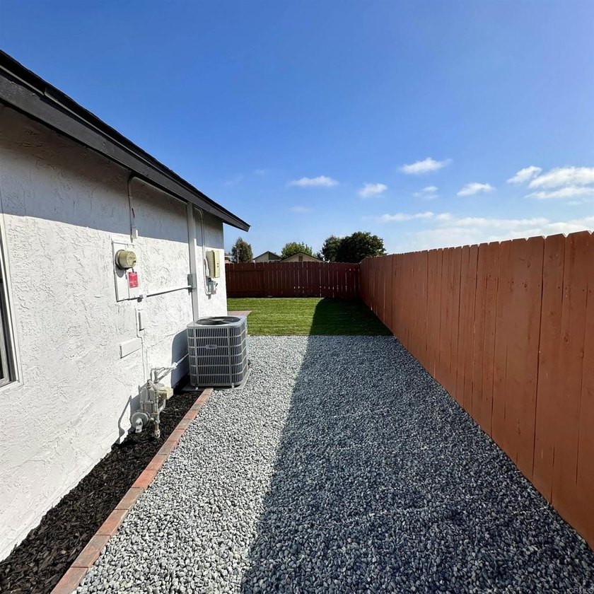 Beautifully updated single-story home: 4 bedrooms, 2 full baths - photo 32