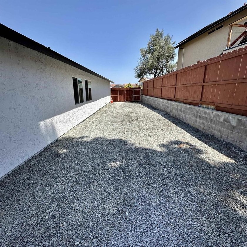 Beautifully updated single-story home: 4 bedrooms, 2 full baths - photo 33
