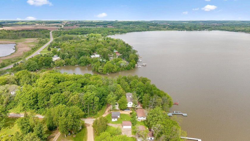 Experience the charm of lake living in this charming 3-bed - photo 35