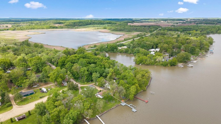 Experience the charm of lake living in this charming 3-bed - photo 36