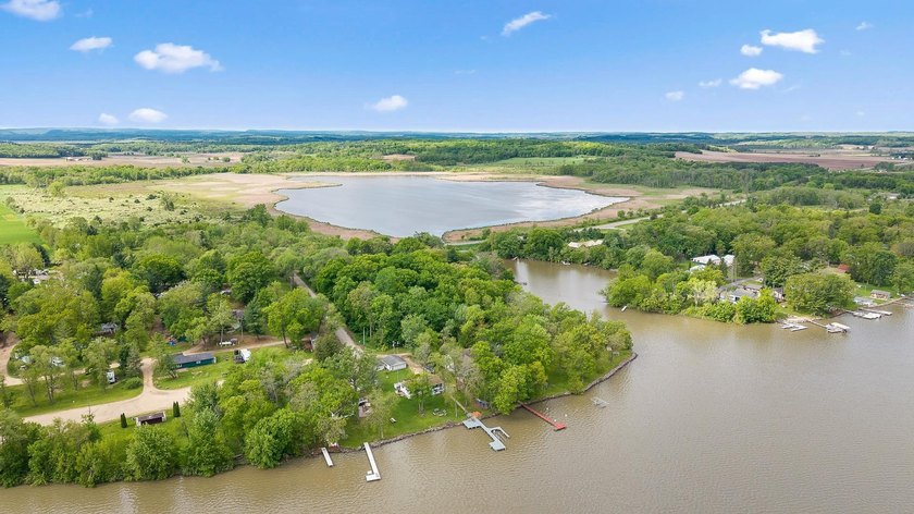 Experience the charm of lake living in this charming 3-bed - photo 37