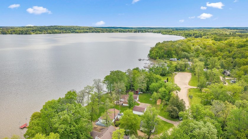 Experience the charm of lake living in this charming 3-bed - photo 41