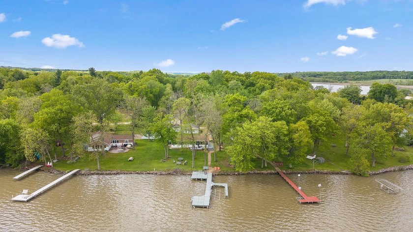 Experience the charm of lake living in this charming 3-bed - photo 43