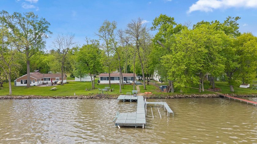 Experience the charm of lake living in this charming 3-bed - photo 44