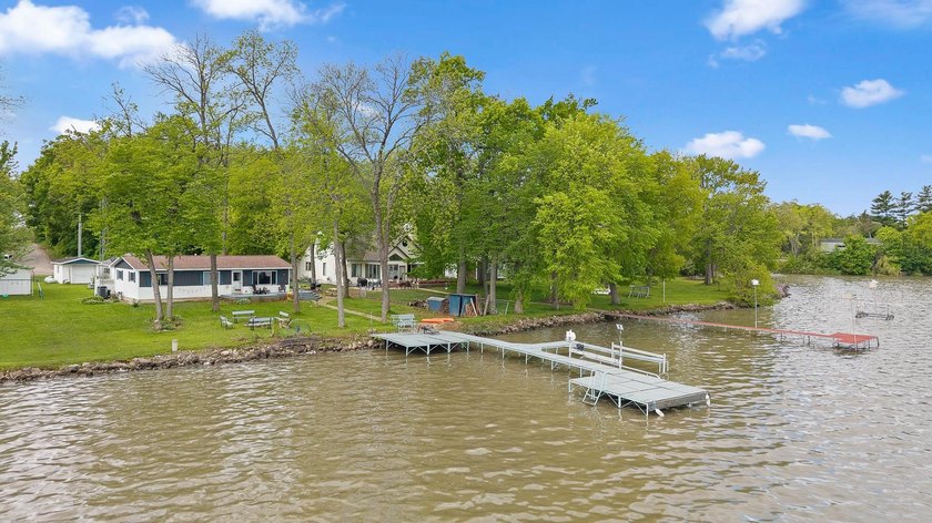 Experience the charm of lake living in this charming 3-bed - photo 46