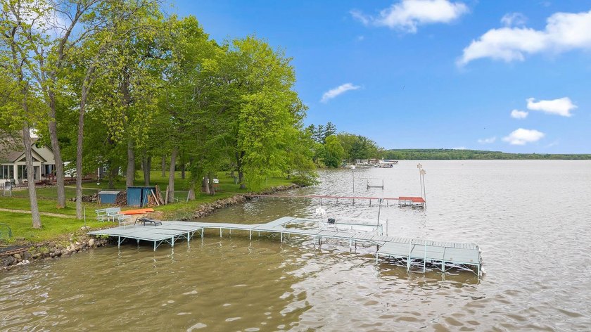 Experience the charm of lake living in this charming 3-bed - photo 48