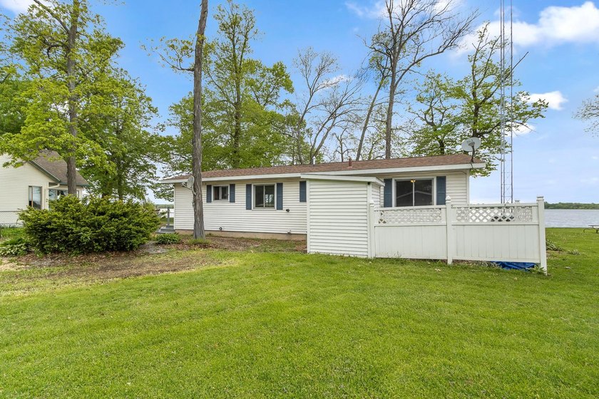 Experience the charm of lake living in this charming 3-bed - photo 52