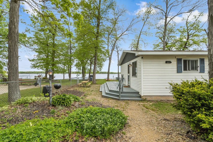 Experience the charm of lake living in this charming 3-bed - photo 56