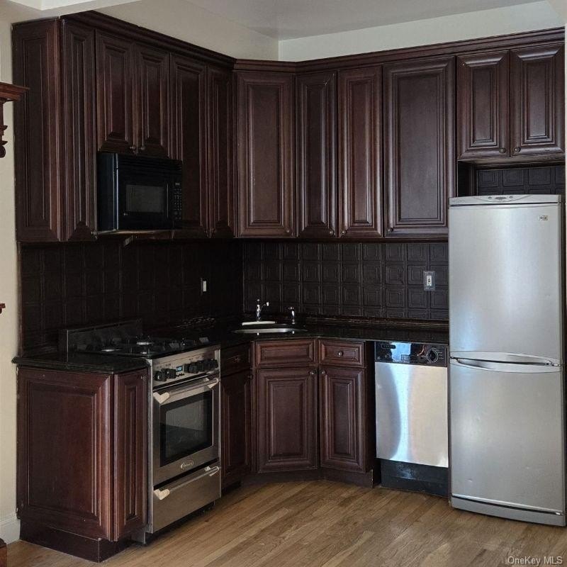 Brick Townhouse on one of Harlem's most beautiful tree-lined - photo 5