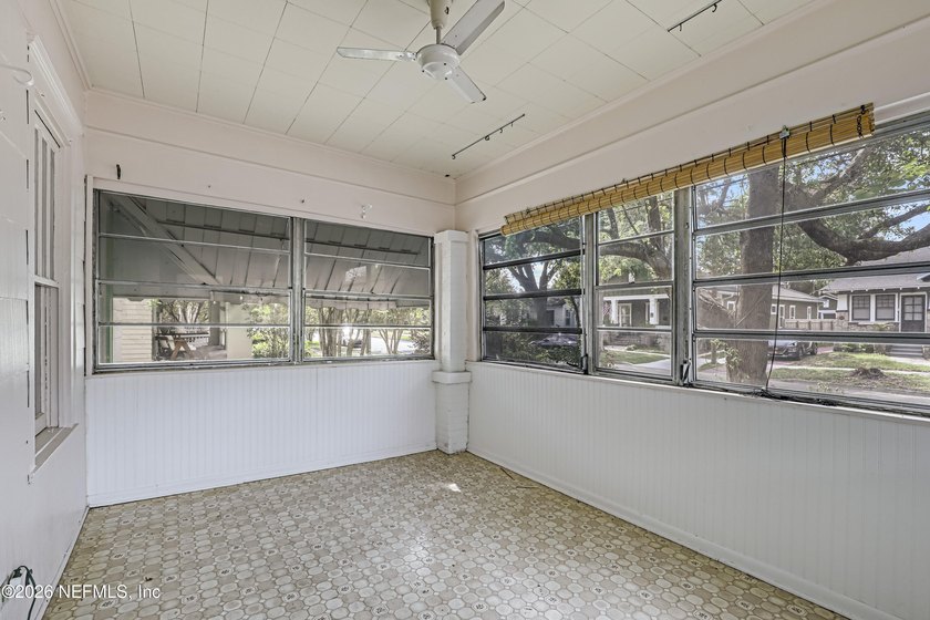 **INVESTOR SPECIAL**UPDATED***GREAT LOCATION** Welcome home to - photo 2