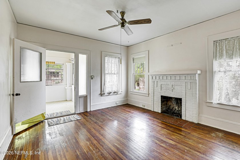 **INVESTOR SPECIAL**UPDATED***GREAT LOCATION** Welcome home to - photo 3