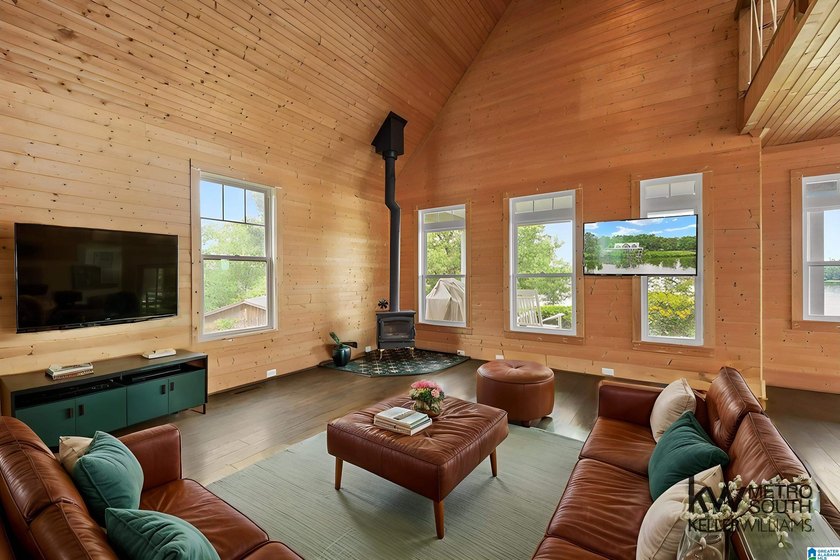 Sellers are taking a loss! This custom-built home with - photo 15