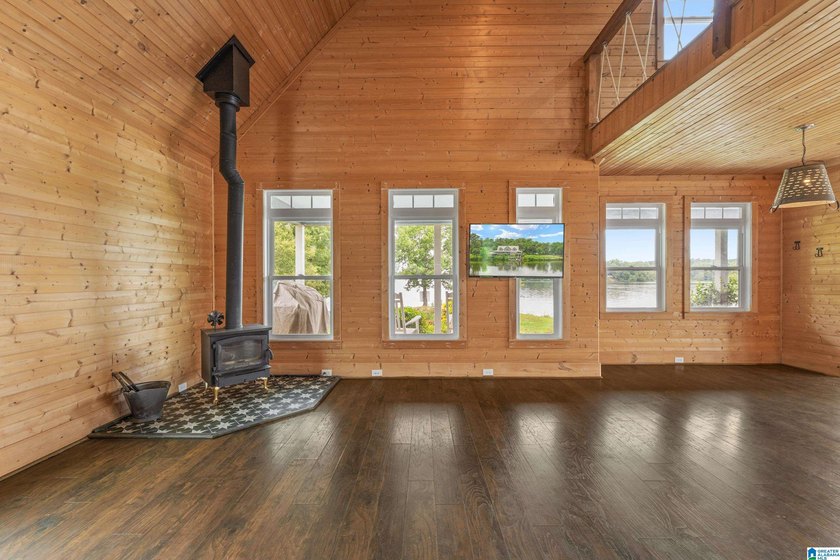 Sellers are taking a loss! This custom-built home with - photo 17