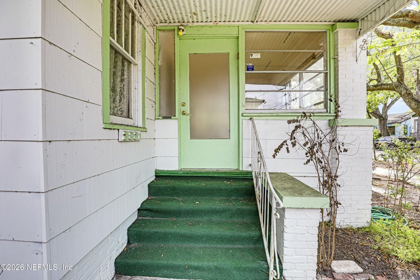 **INVESTOR SPECIAL**UPDATED***GREAT LOCATION** Welcome home to - photo 7