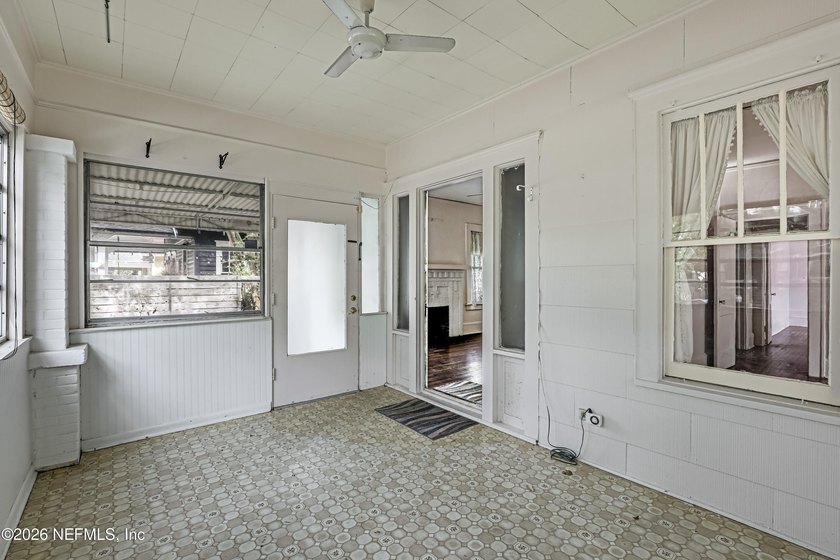 **INVESTOR SPECIAL**UPDATED***GREAT LOCATION** Welcome home to - photo 10