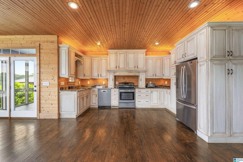 Sellers are taking a loss! This custom-built home with - photo 22