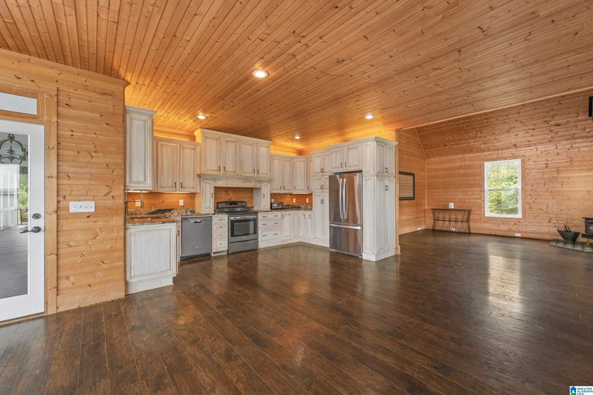 Sellers are taking a loss! This custom-built home with - photo 23
