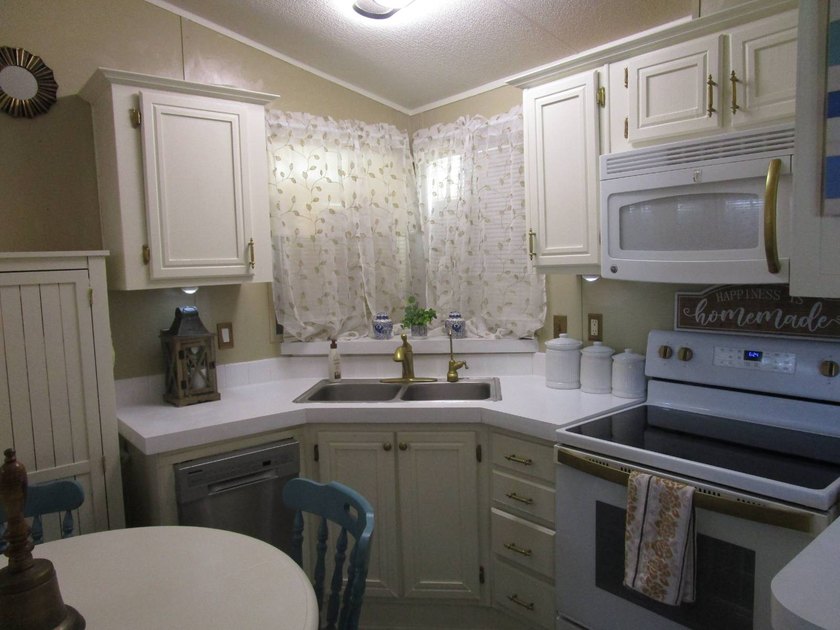 Freshly painted and move-in ready, this charming 2BD/1BA - photo 4
