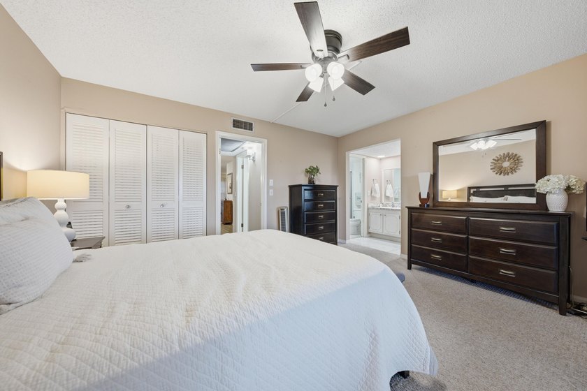 Beautifully updated and fully furnished ground-floor 1BR/1.5BA - photo 11